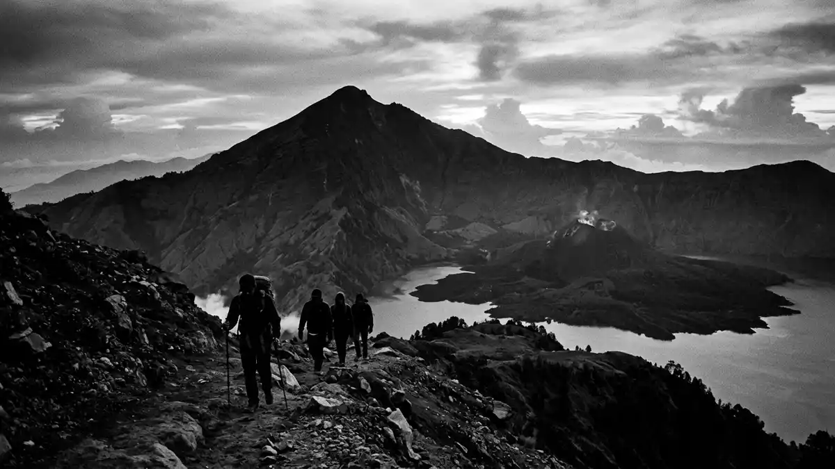 Schwarzweiss-Reportage vom Wahrzeichen Mount Rinjani in Lombok, Indonesien
