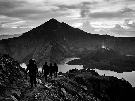 Schwarzweiss-Reportagebild vom Wahrzeichen Mount Rinjani in Lombok Indonesien, dokumentarische Reisefotografie mit starken Kontrasten - Foto: THN