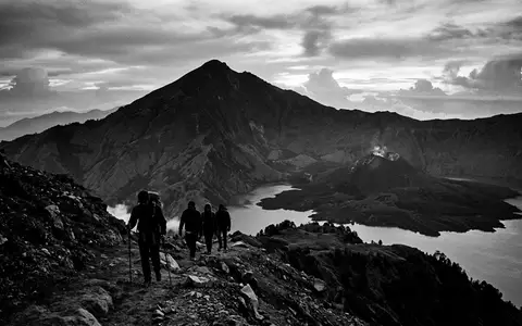 Schwarzweiss-Reportagebild vom Wahrzeichen Mount Rinjani in Lombok Indonesien, dokumentarische Reisefotografie mit starken Kontrasten - Foto: THN