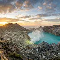 Fotorealistische Panoramaaufnahme von Ijen-Krater in Banyuwangi Indonesien, warmes Abendlicht auf Wahrzeichen im Reisemotiv - Foto: THN
