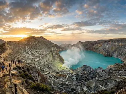 Fotorealistische Panoramaaufnahme von Ijen-Krater in Banyuwangi Indonesien, warmes Abendlicht auf Wahrzeichen im Reisemotiv - Foto: THN