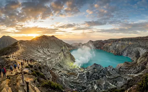 Fotorealistische Panoramaaufnahme von Ijen-Krater in Banyuwangi Indonesien, warmes Abendlicht auf Wahrzeichen im Reisemotiv - Foto: THN