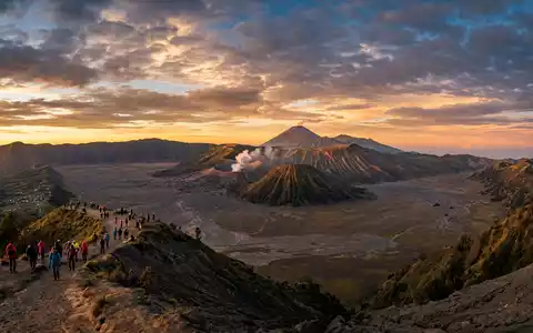Fotorealistische Panoramaaufnahme von Bromo-Vulkan in Probolinggo Indonesien, warmes Abendlicht auf Wahrzeichen im Reisemotiv - Foto: THN