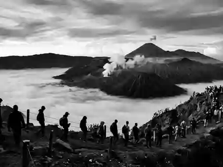 Schwarzweiss-Reportagebild vom Wahrzeichen Bromo-Vulkan in Probolinggo Indonesien, dokumentarische Reisefotografie mit starken Kontrasten - Foto: THN