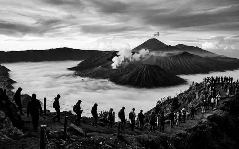 Schwarzweiss-Reportagebild vom Wahrzeichen Bromo-Vulkan in Probolinggo Indonesien, dokumentarische Reisefotografie mit starken Kontrasten - Foto: THN
