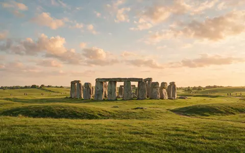 Fotorealistische Panoramaaufnahme von Stonehenge in Amesbury Vereinigtes Königreich, warmes Abendlicht auf Wahrzeichen - Foto: THN