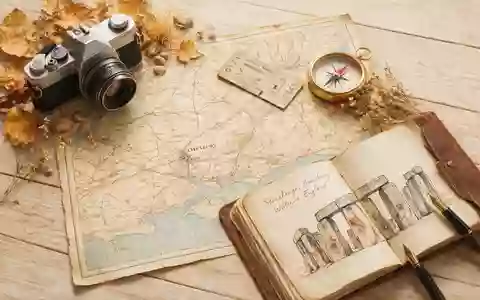 Flatlay-Reise-Arrangement rund um Stonehenge in Amesbury Vereinigtes Königreich, Karte Kompass Kamera und generische Reiserequisiten - Foto: THN