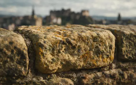 Extreme Makroaufnahme eines Materialdetails am Wahrzeichen Edinburgh Castle in Edinburgh Vereinigtes Königreich, taktile Struktur und - Foto: THN