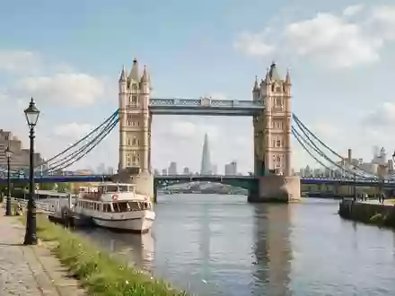 Editorialbild im Reisemagazin-Stil vom Wahrzeichen Tower Bridge London in London Vereinigtes Königreich, ausgewogene Bildgestaltung und - Foto: THN