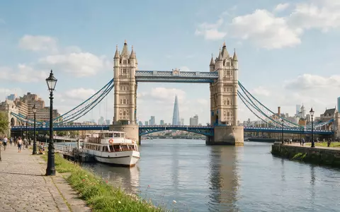 Editorialbild im Reisemagazin-Stil vom Wahrzeichen Tower Bridge London in London Vereinigtes Königreich, ausgewogene Bildgestaltung und - Foto: THN
