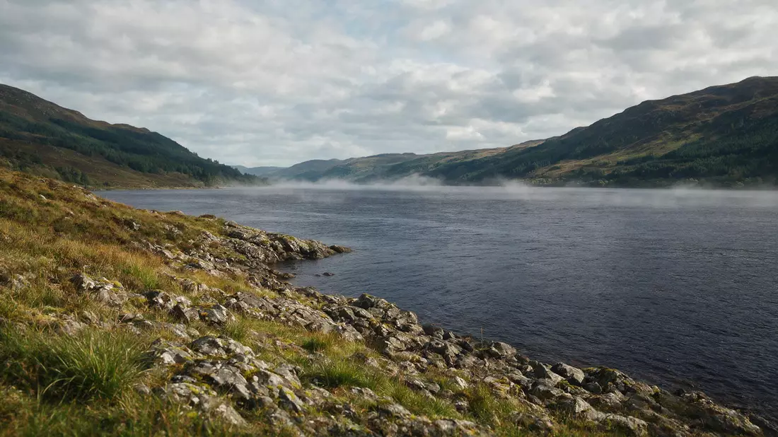Editorial-Reisemagazinbild vom Wahrzeichen Loch Ness in Inverness, Vereinigtes Königreich