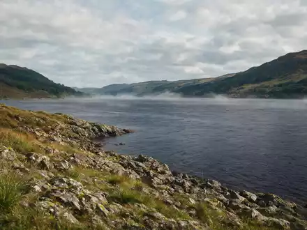 Editorialbild im Reisemagazin-Stil vom Wahrzeichen Loch Ness in Inverness Vereinigtes Königreich, ausgewogene Bildgestaltung und natuerliches - Foto: THN