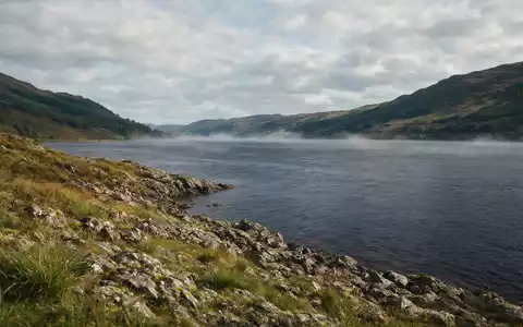 Editorialbild im Reisemagazin-Stil vom Wahrzeichen Loch Ness in Inverness Vereinigtes Königreich, ausgewogene Bildgestaltung und natuerliches - Foto: THN