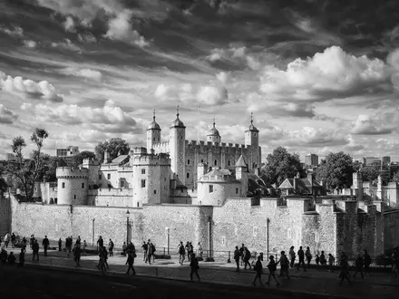 Schwarzweiss-Reportagebild vom Wahrzeichen Tower of London in London Vereinigtes Königreich, dokumentarische Reisefotografie mit starken Kontrasten - Foto: THN