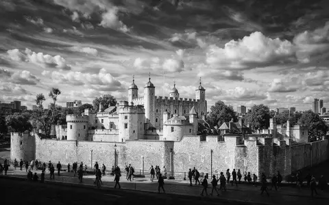 Schwarzweiss-Reportagebild vom Wahrzeichen Tower of London in London Vereinigtes Königreich, dokumentarische Reisefotografie mit starken Kontrasten - Foto: THN