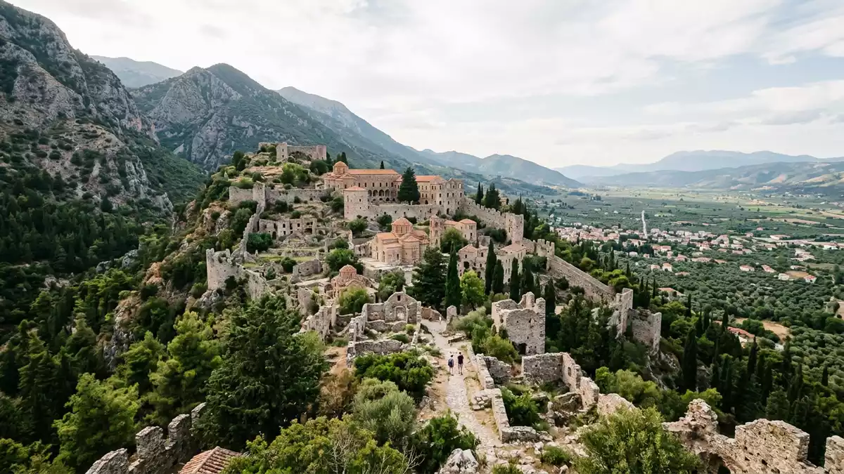 Editorial-Reisemagazinbild vom Wahrzeichen Mystras in Sparta, Griechenland