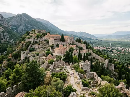 Editorialbild im Reisemagazin-Stil vom Wahrzeichen Mystras in Sparta Griechenland, ausgewogene Bildgestaltung und natuerliches Umgebungslicht - Foto: THN
