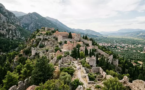 Editorialbild im Reisemagazin-Stil vom Wahrzeichen Mystras in Sparta Griechenland, ausgewogene Bildgestaltung und natuerliches Umgebungslicht - Foto: THN