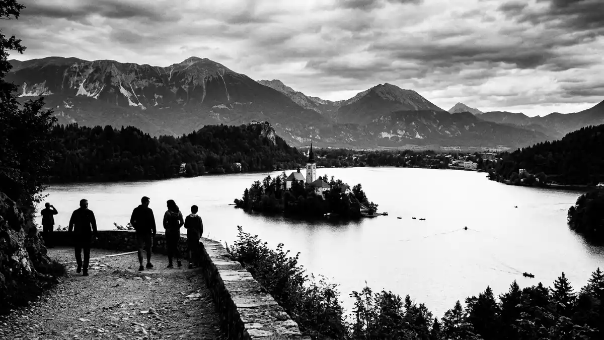 Schwarzweiss-Reportage vom Wahrzeichen Nationalpark Triglav in Bled, Slowenien