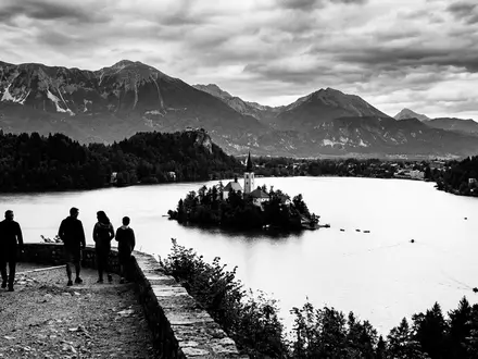 Schwarzweiss-Reportagebild vom Wahrzeichen Nationalpark Triglav in Bled Slowenien, dokumentarische Reisefotografie mit starken Kontrasten - Foto: THN