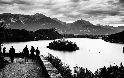 Schwarzweiss-Reportagebild vom Wahrzeichen Nationalpark Triglav in Bled Slowenien, dokumentarische Reisefotografie mit starken Kontrasten - Foto: THN