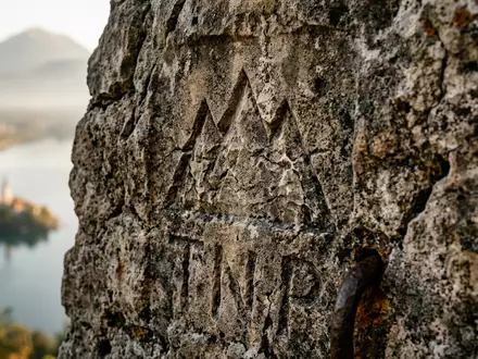 Extreme Makroaufnahme eines Materialdetails am Wahrzeichen Nationalpark Triglav in Bled Slowenien, taktile Struktur und weiches - Foto: THN