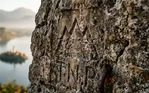 Extreme Makroaufnahme eines Materialdetails am Wahrzeichen Nationalpark Triglav in Bled Slowenien, taktile Struktur und weiches - Foto: THN