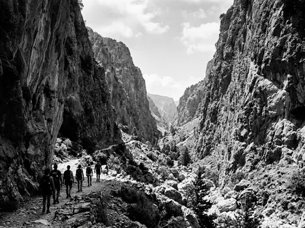 Schwarzweiss-Reportagebild vom Wahrzeichen Samaria-Schlucht in Kreta Griechenland, dokumentarische Reisefotografie mit starken Kontrasten - Foto: THN