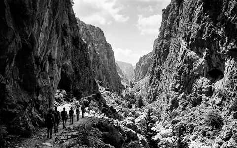 Schwarzweiss-Reportagebild vom Wahrzeichen Samaria-Schlucht in Kreta Griechenland, dokumentarische Reisefotografie mit starken Kontrasten - Foto: THN