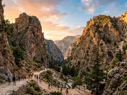 Fotorealistische Panoramaaufnahme von Samaria-Schlucht in Kreta Griechenland, warmes Abendlicht auf Wahrzeichen im Reisemotiv - Foto: THN