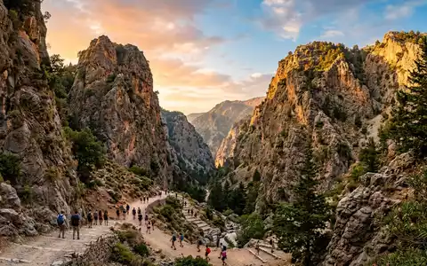 Fotorealistische Panoramaaufnahme von Samaria-Schlucht in Kreta Griechenland, warmes Abendlicht auf Wahrzeichen im Reisemotiv - Foto: THN