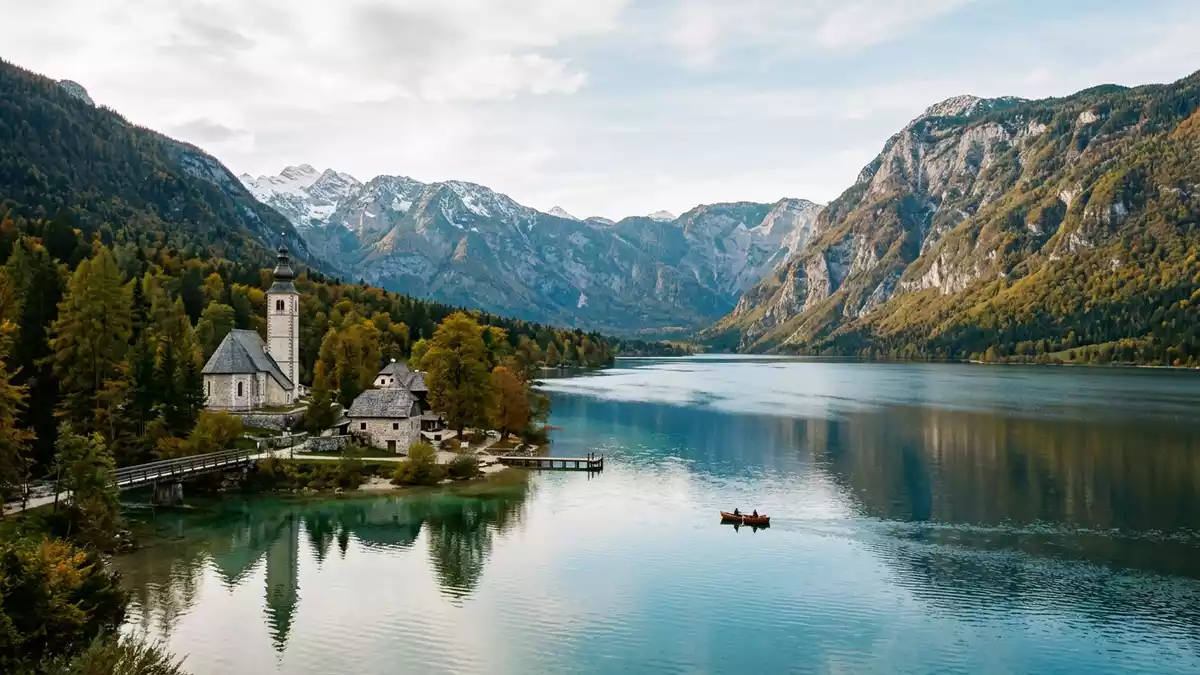 Editorial-Reisemagazinbild vom Wahrzeichen Bohinj-See in Bohinj, Slowenien