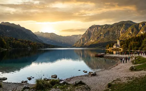 Fotorealistische Panoramaaufnahme von Bohinj-See in Bohinj Slowenien, warmes Abendlicht auf Wahrzeichen im Reisemotiv - Foto: THN