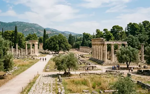 Editorialbild im Reisemagazin-Stil vom Wahrzeichen Olympia in Olympia Griechenland, ausgewogene Bildgestaltung und natuerliches Umgebungslicht - Foto: THN