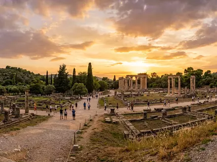 Fotorealistische Panoramaaufnahme von Olympia in Olympia Griechenland, warmes Abendlicht auf Wahrzeichen im Reisemotiv - Foto: THN