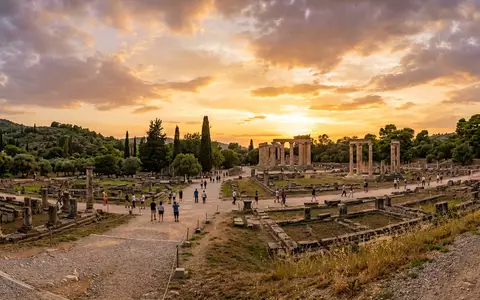 Fotorealistische Panoramaaufnahme von Olympia in Olympia Griechenland, warmes Abendlicht auf Wahrzeichen im Reisemotiv - Foto: THN
