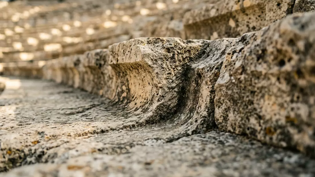 Makroaufnahme eines Materialdetails am Wahrzeichen Theater von Epidauros, Epidauros Griechen…