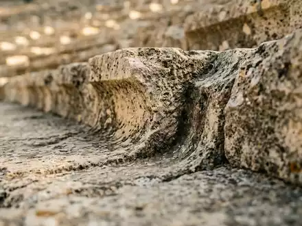 Extreme Makroaufnahme eines Materialdetails am Wahrzeichen Theater von Epidauros in Epidauros Griechenland, taktile Struktur und - Foto: THN
