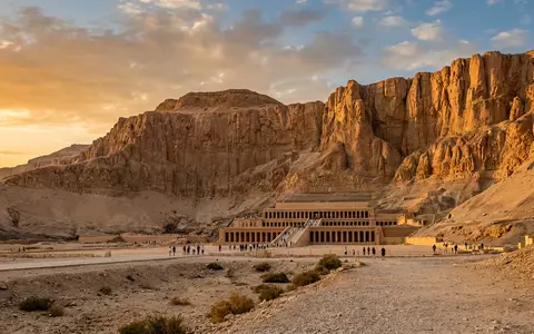 Fotorealistische Panoramaaufnahme von Totentempel der Hatschepsut in Luxor Agypten, warmes Abendlicht auf Wahrzeichen - Foto: THN