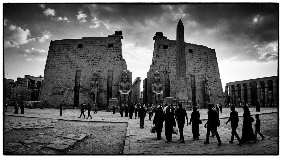 Schwarzweiss-Reportage vom Wahrzeichen Luxor-Tempel in Luxor, Agypten