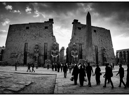 Schwarzweiss-Reportagebild vom Wahrzeichen Luxor-Tempel in Luxor Agypten, dokumentarische Reisefotografie mit starken Kontrasten - Foto: THN