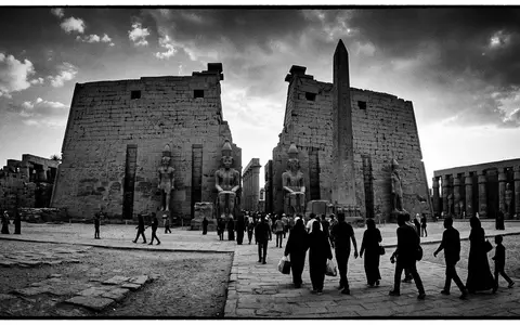 Schwarzweiss-Reportagebild vom Wahrzeichen Luxor-Tempel in Luxor Agypten, dokumentarische Reisefotografie mit starken Kontrasten - Foto: THN