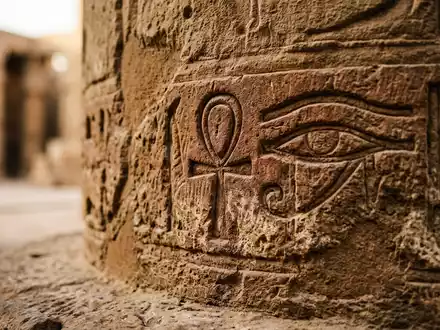 Extreme Makroaufnahme eines Materialdetails am Wahrzeichen Luxor-Tempel in Luxor Agypten, taktile Struktur und weiches Seitenlicht - Foto: THN