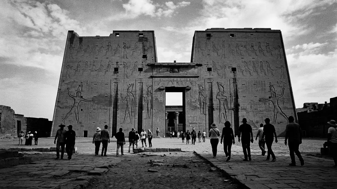 Schwarzweiss-Reportage vom Wahrzeichen Edfu-Tempel in Edfu, Agypten