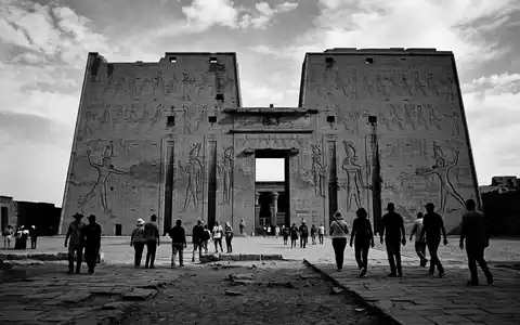 Schwarzweiss-Reportagebild vom Wahrzeichen Edfu-Tempel in Edfu Agypten, dokumentarische Reisefotografie mit starken Kontrasten - Foto: THN