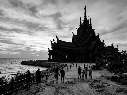 Schwarzweiss-Reportagebild vom Wahrzeichen Sanctuary of Truth Pattaya in Pattaya Thailand, dokumentarische Reisefotografie mit starken Kontrasten - Foto: THN