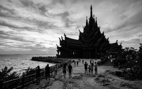 Schwarzweiss-Reportagebild vom Wahrzeichen Sanctuary of Truth Pattaya in Pattaya Thailand, dokumentarische Reisefotografie mit starken Kontrasten - Foto: THN