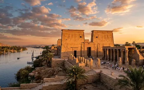 Fotorealistische Panoramaaufnahme von Kom-Ombo-Tempel in Kom Ombo Agypten, warmes Abendlicht auf Wahrzeichen - Foto: THN