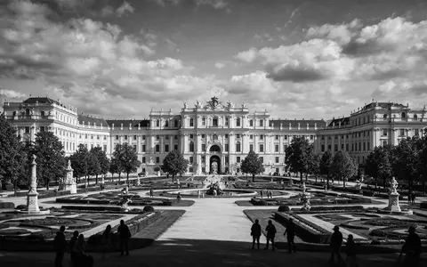 Schwarzweiss-Reportagebild vom Wahrzeichen Schloss Schönbrunn Wien in Wien Österreich, dokumentarische Reisefotografie mit starken Kontrasten - Foto: THN