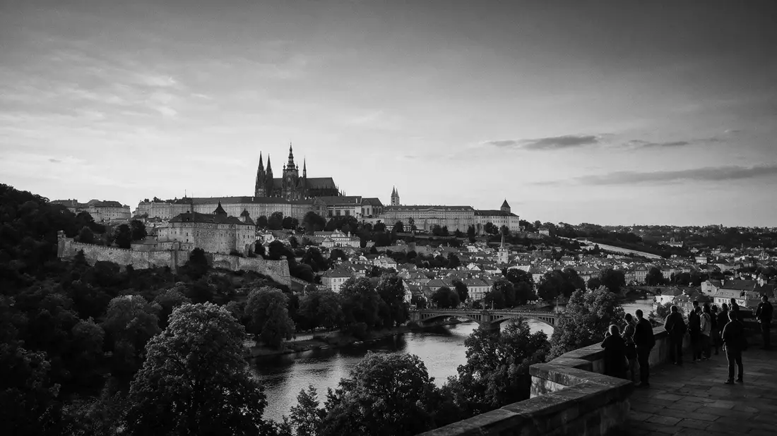 Schwarzweiss-Reportage vom Wahrzeichen Prager Burg in Prag, Tschechien